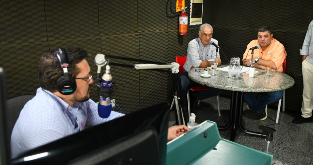 Reinaldo Azambuja garante investimentos de R$ 140 milhões e entrega cartões sociais em Bonito Reinaldo Azambuja garante investimentos de R$ 140 milhões e entrega cartões sociais em Bonito
