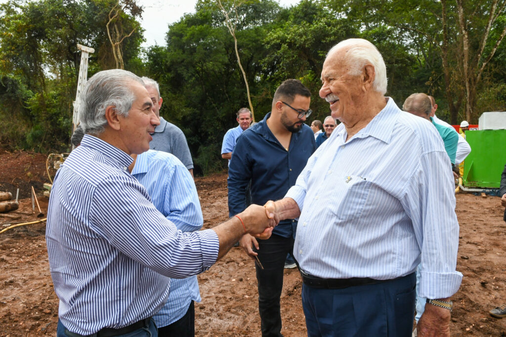 Reinaldo Azambuja garante investimentos de R$ 140 milhões e entrega cartões sociais em Bonito Reinaldo Azambuja garante investimentos de R$ 140 milhões e entrega cartões sociais em Bonito