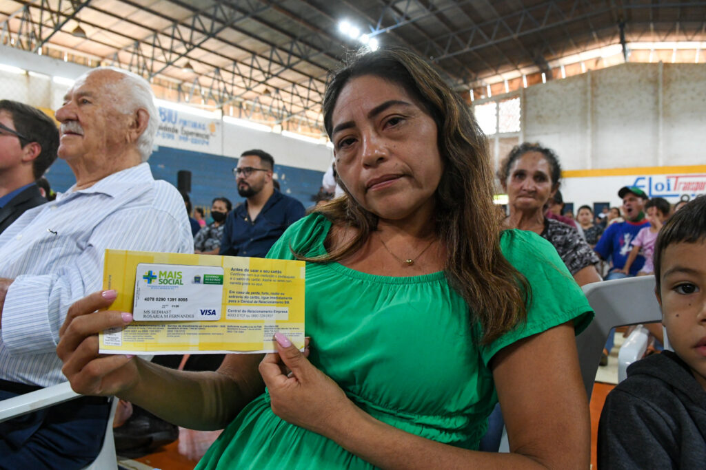 Reinaldo Azambuja garante investimentos de R$ 140 milhões e entrega cartões sociais em Bonito Reinaldo Azambuja garante investimentos de R$ 140 milhões e entrega cartões sociais em Bonito