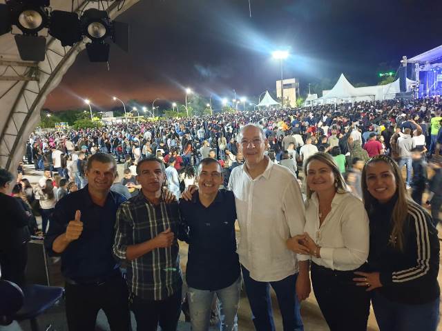 Raça Negra emociona público e leva milhares de pessoas ao Parque dos Ervais em Ponta Porã Raça Negra emociona público e leva milhares de pessoas ao Parque dos Ervais em Ponta Porã