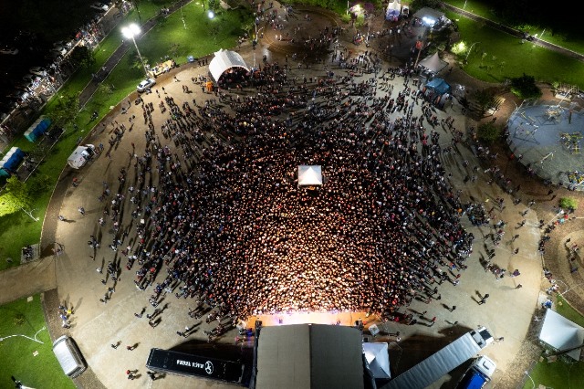 Raça Negra emociona público e leva milhares de pessoas ao Parque dos Ervais em Ponta Porã Raça Negra emociona público e leva milhares de pessoas ao Parque dos Ervais em Ponta Porã