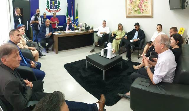 Em conjunto com a Câmara de Vereadores, Hélio Peluffo concede reajuste aos Professores de Ponta Porã Em conjunto com a Câmara de Vereadores, Hélio Peluffo concede reajuste aos Professores de Ponta Porã