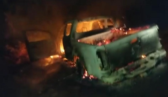 Mansão é fuzilada e carros são incendiados na fronteira Mansão é fuzilada e carros são incendiados na fronteira