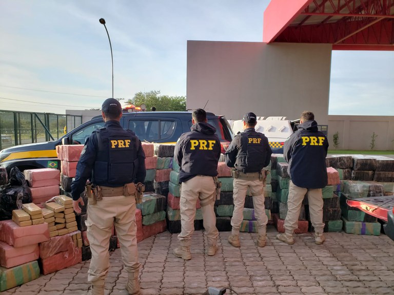 PRF e PM apreendem 3,2 toneladas de maconha em Bonito PRF e PM apreendem 3,2 toneladas de maconha em Bonito