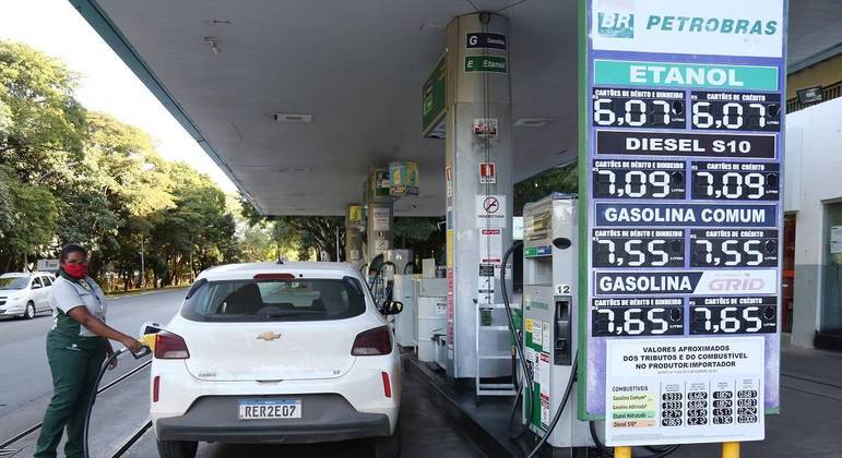 Bolsonaro volta a criticar lucro da Petrobras e pede fim de reajustes Bolsonaro volta a criticar lucro da Petrobras e pede fim de reajustes