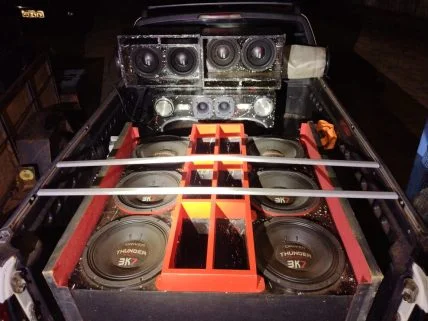 PM e PC encerram festa em chácara, autuam proprietário em R$ 5 mil por poluição sonora e apreendem aparelhagens de som
