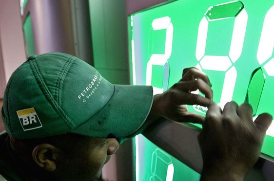 Petrobras anuncia aumento de 8,8% do diesel nas refinarias Petrobras anuncia aumento de 8,8% do diesel nas refinarias