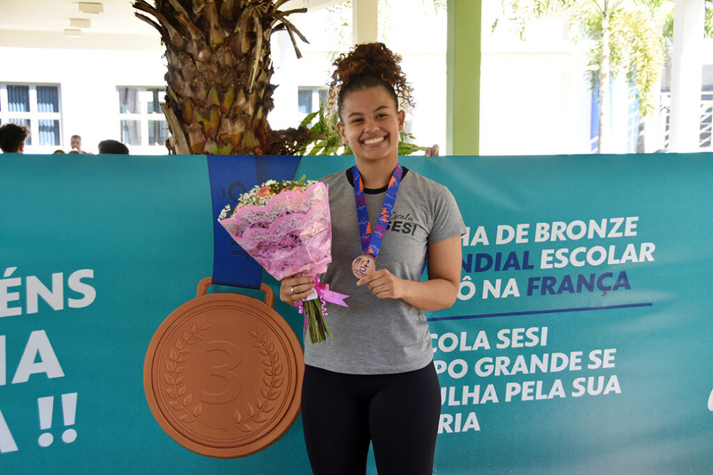 Medalhista de bronze em mundial escolar de judô é homenageada pela Escola Sesi de Campo Grande