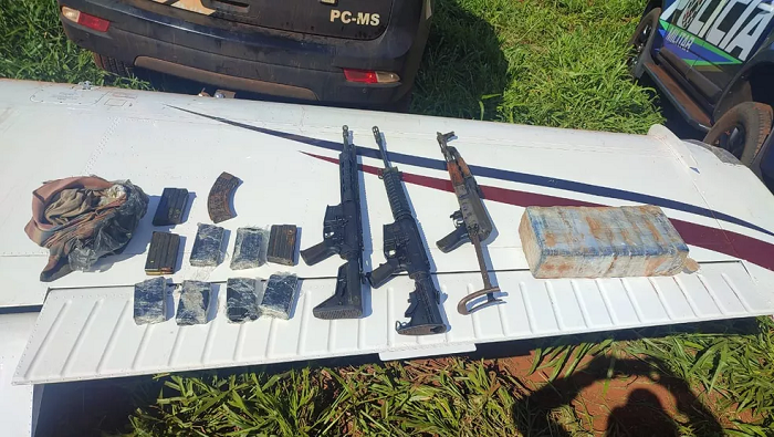 Avião faz pouso de emergência e polícia encontra fuzis e drogas dentro da aeronave Avião faz pouso de emergência e polícia encontra fuzis e drogas dentro da aeronave