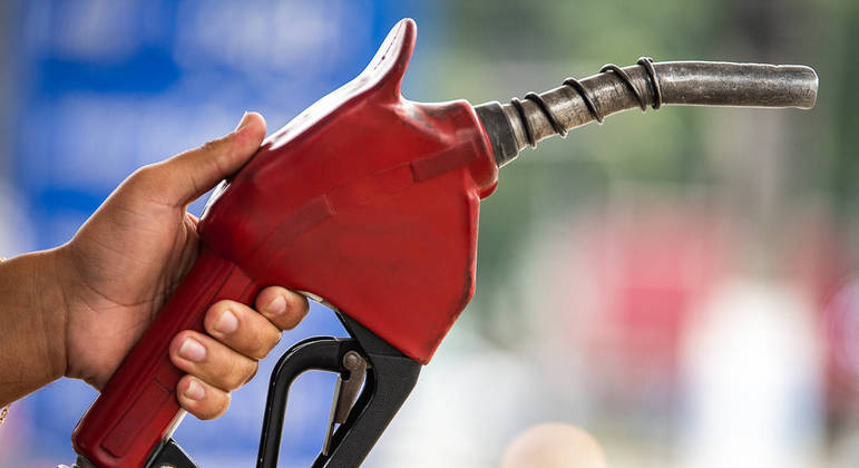 'Petrobras pode mergulhar Brasil no caos', diz Bolsonaro sobre nova alta da gasolina 'Petrobras pode mergulhar Brasil no caos', diz Bolsonaro sobre nova alta da gasolina