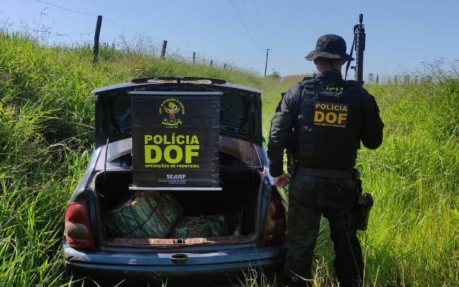 Condutor fura bloqueio do DOF e abandona veículo com quase 100 quilos de maconha Condutor fura bloqueio do DOF e abandona veículo com quase 100 quilos de maconha