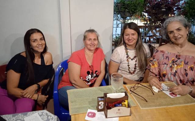 Fannyliz Tibcherani comemorou seu aniversário com amigos e familiares Fannyliz Tibcherani comemorou seu aniversário com amigos e familiares