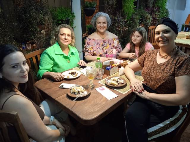 Fannyliz Tibcherani comemorou seu aniversário com amigos e familiares Fannyliz Tibcherani comemorou seu aniversário com amigos e familiares