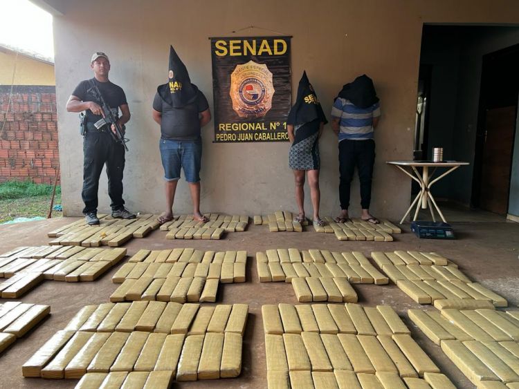 Tres detenidos con casi 300 kilos de marihuana en barrio Bernardino Caballero Tres detenidos con casi 300 kilos de marihuana en barrio Bernardino Caballero