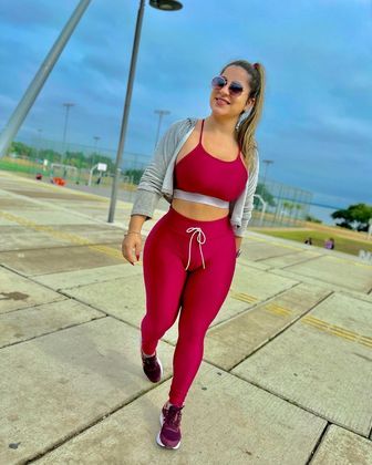 Modelo é demitida de transportadora após postar fotos sensuais nas redes sociais Modelo é demitida de transportadora após postar fotos sensuais nas redes sociais