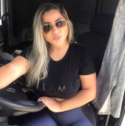 Modelo é demitida de transportadora após postar fotos sensuais nas redes sociais Modelo é demitida de transportadora após postar fotos sensuais nas redes sociais