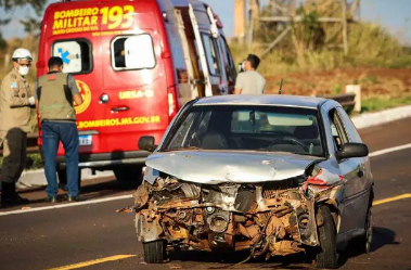 Passageiro fica gravemente ferido em colisão de carro em guard rail na BR-262 Passageiro fica gravemente ferido em colisão de carro em guard rail na BR-262