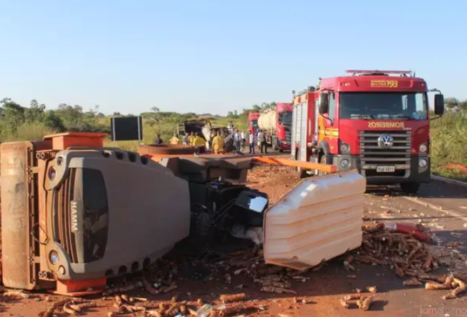 Motorista perde controle da direção e caminhão fica destruído ao cair de ponte Motorista perde controle da direção e caminhão fica destruído ao cair de ponte