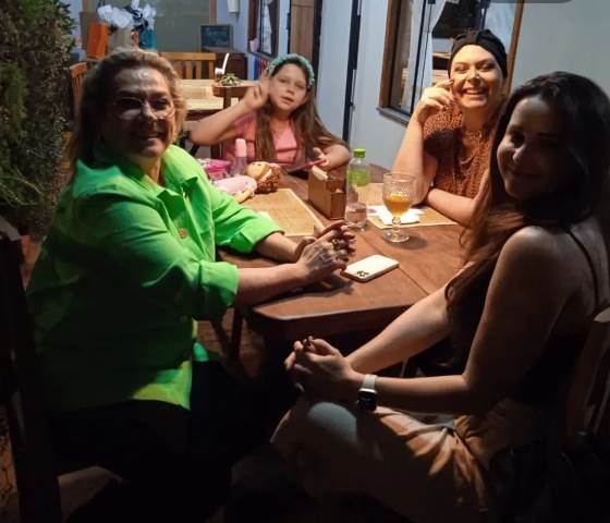 Fannyliz Tibcherani comemorou seu aniversário com amigos e familiares Fannyliz Tibcherani comemorou seu aniversário com amigos e familiares