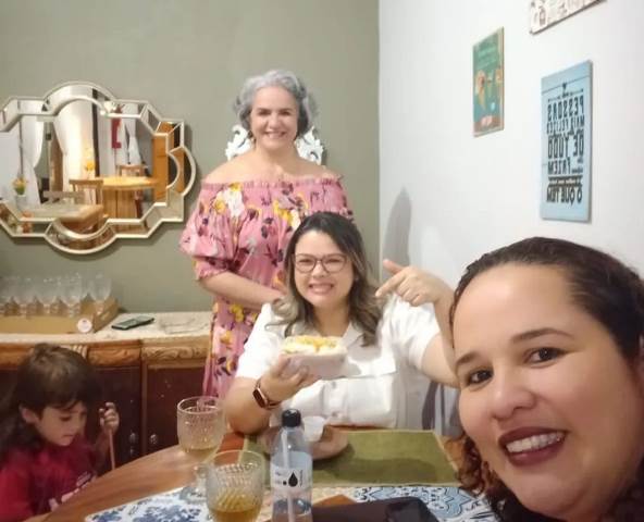 Fannyliz Tibcherani comemorou seu aniversário com amigos e familiares Fannyliz Tibcherani comemorou seu aniversário com amigos e familiares