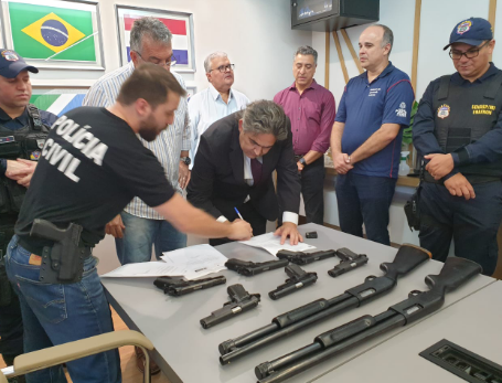 Em solenidade no gabinete do Prefeito Hélio Peluffo, SEJUSP entrega arsenal bélico da GCMFRON