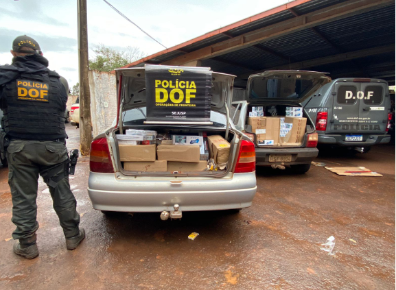 DOF apreende dois veículos com quase R$ 150 mil em essências de narguilé e cigarros contrabandeados