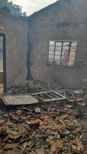 Queda de raio causa incêndio e destrói casa em Assentamento