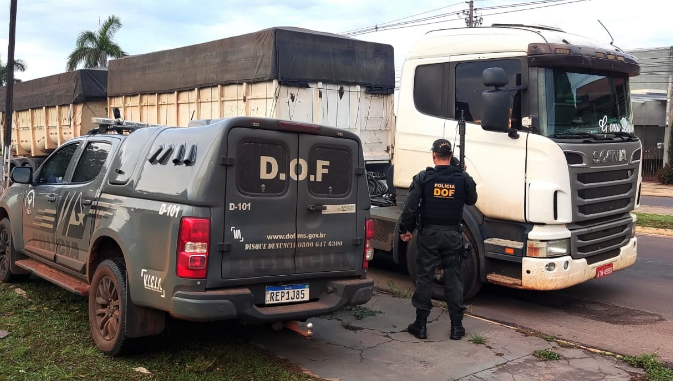 DOF apreende carreta que era levada ao Paraguai com sinal de identificação adulterado DOF apreende carreta que era levada ao Paraguai com sinal de identificação adulterado
