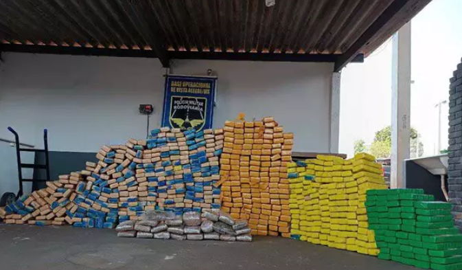 PM apreende “celtinha” abandonado em rodovia com R$ 1,4 milhão em maconha PM apreende “celtinha” abandonado em rodovia com R$ 1,4 milhão em maconha