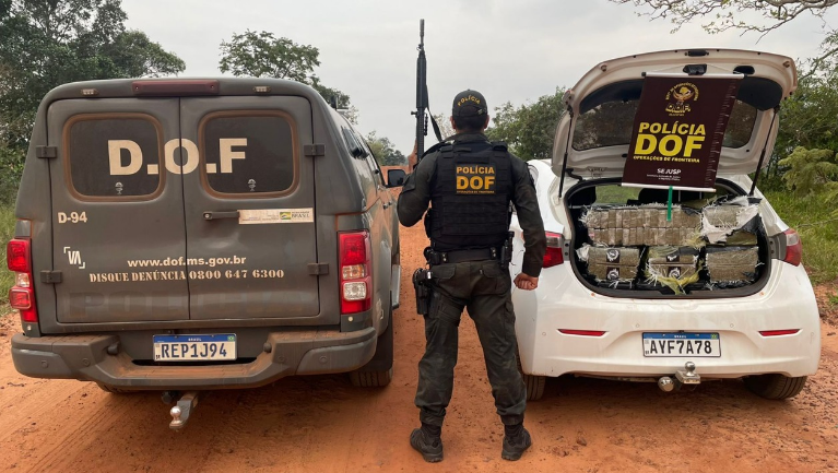 Veículo carregado com mais de 300 quilos de maconha é apreendido em cidade de MS Veículo carregado com mais de 300 quilos de maconha é apreendido em cidade de MS