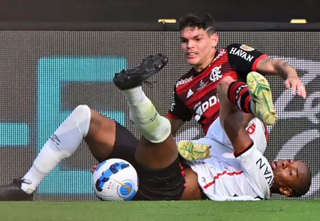Flamengo vence Athletico-PR e confirma tricampeonato da Libertadores Flamengo vence Athletico-PR e confirma tricampeonato da Libertadores
