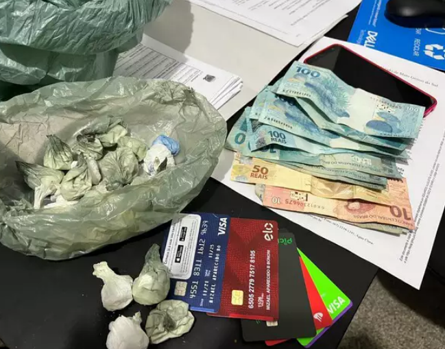 Operação com morte prende 25 e apreende R$ 600 mil do tráfico Operação com morte prende 25 e apreende R$ 600 mil do tráfico