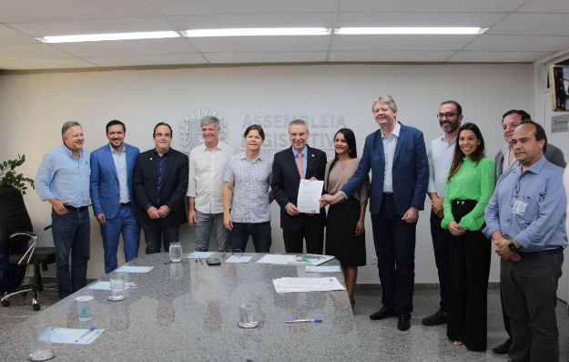 Paulo Corrêa recebe projeto de lei que fomenta o transporte ferroviário em MS Paulo Corrêa recebe projeto de lei que fomenta o transporte ferroviário em MS