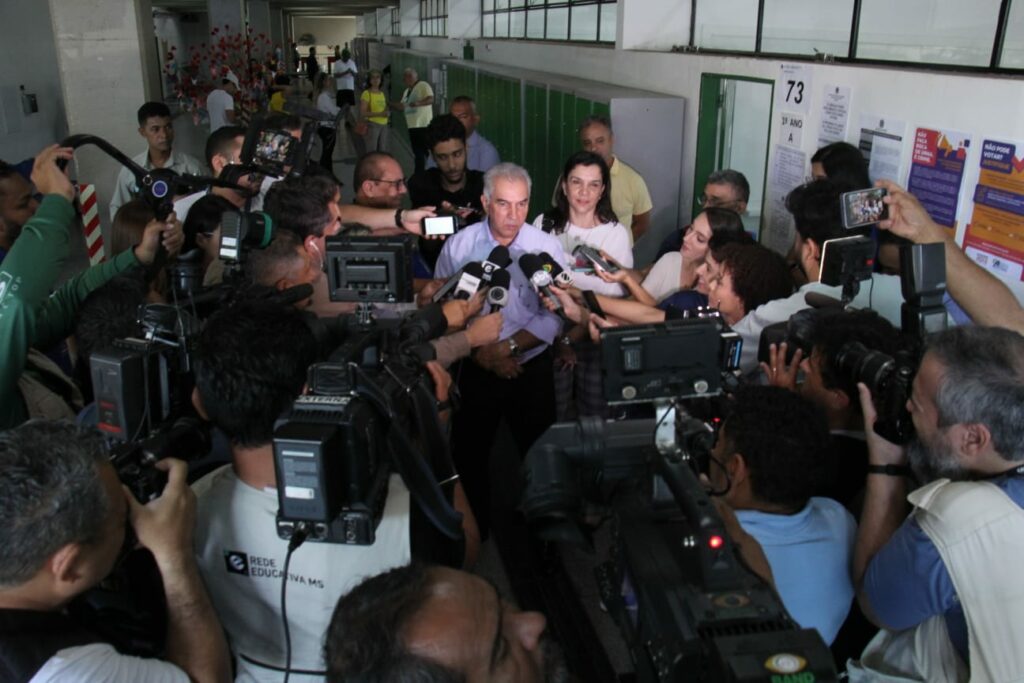 <strong>Reinaldo Azambuja vota e reafirma compromisso de deixar contas em dia e recursos para concluir obras</strong> <strong>Reinaldo Azambuja vota e reafirma compromisso de deixar contas em dia e recursos para concluir obras</strong>