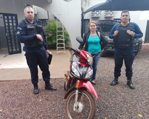 Ponta Porã: Imagens da motocicleta recuperada pela GCMFron são divulgadas e proprietária reconheceu nas redes sociais Ponta Porã: Imagens da motocicleta recuperada pela GCMFron são divulgadas e proprietária reconheceu nas redes sociais