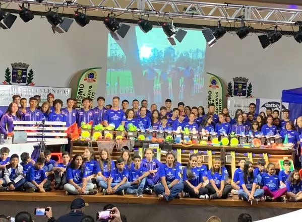 Ponta Porã: Em noite de festa, APEV entrega materiais esportivos, uniformes e equipamentos Ponta Porã: Em noite de festa, APEV entrega materiais esportivos, uniformes e equipamentos