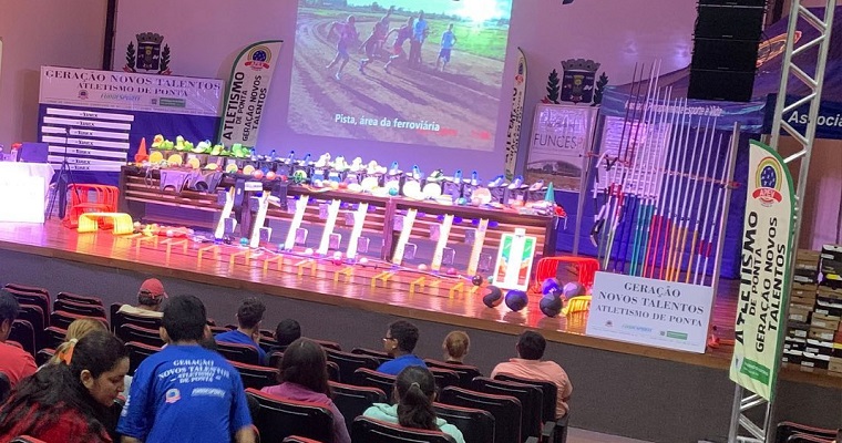 Ponta Porã: Em noite de festa, APEV entrega materiais esportivos, uniformes e equipamentos Ponta Porã: Em noite de festa, APEV entrega materiais esportivos, uniformes e equipamentos