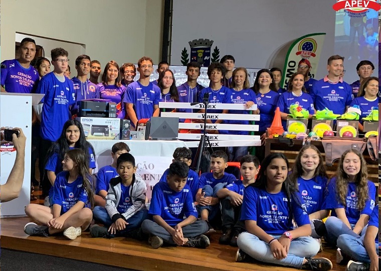 Ponta Porã: Em noite de festa, APEV entrega materiais esportivos, uniformes e equipamentos Ponta Porã: Em noite de festa, APEV entrega materiais esportivos, uniformes e equipamentos