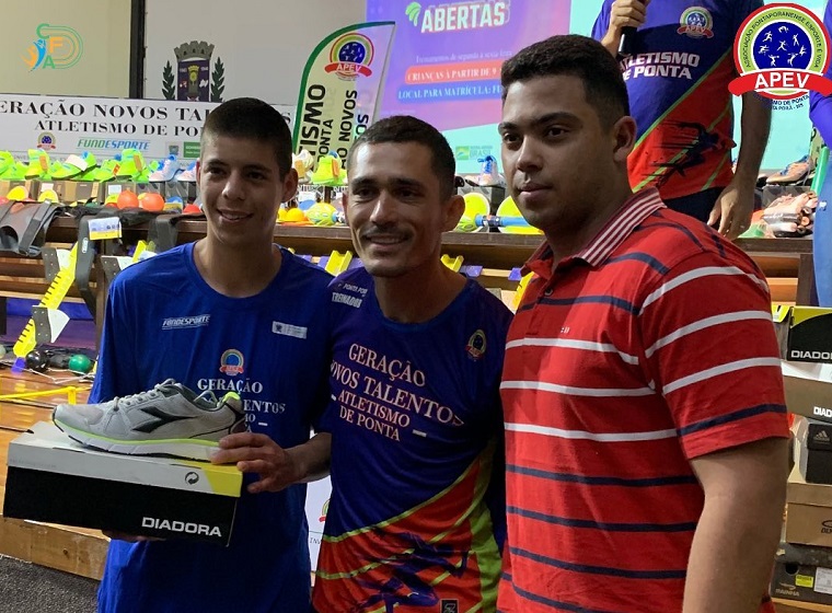 Ponta Porã: Em noite de festa, APEV entrega materiais esportivos, uniformes e equipamentos Ponta Porã: Em noite de festa, APEV entrega materiais esportivos, uniformes e equipamentos