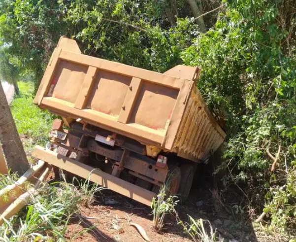 Picape fica destruída ao ser atingida por caminhão durante ultrapassagem Picape fica destruída ao ser atingida por caminhão durante ultrapassagem