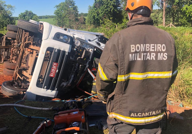Carreta tomba na BR-163 e motorista é resgatado após ficar preso às ferragens