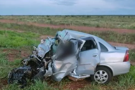 Acidente entre carro de passeio e caminhonete mata 3 Acidente entre carro de passeio e caminhonete mata 3