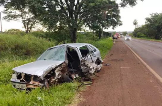 Motorista de caminhão morre ao cair em barranco após colisão com carro Motorista de caminhão morre ao cair em barranco após colisão com carro