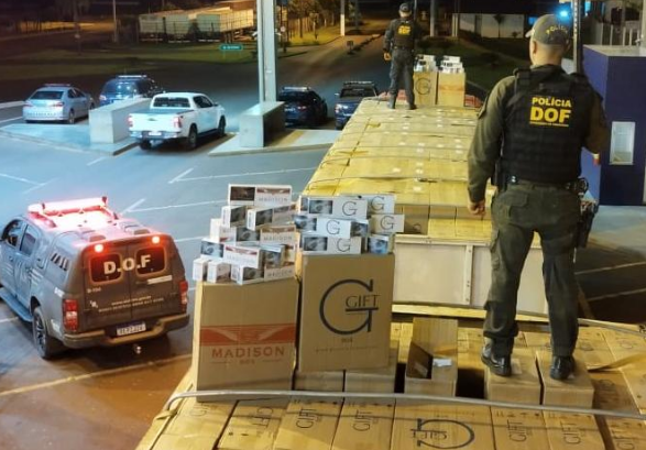 Carreta com 80 mil pacotes de cigarros contrabandeados é apreendida pelo DOF