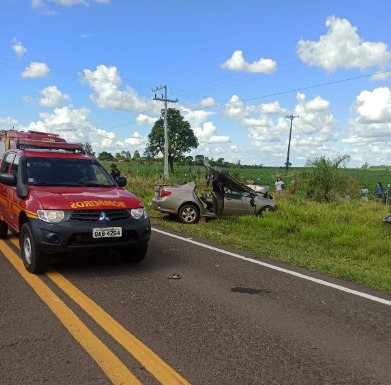 Grave acidente na MS-156 entre Amambai e Tacuru, deixa uma pessoa morte e duas feridas Grave acidente na MS-156 entre Amambai e Tacuru, deixa uma pessoa morte e duas feridas
