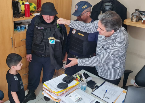 Ponta Porã: Menino que sonha em ser GCMFron, recebe de presente uma farda e se emociona Ponta Porã: Menino que sonha em ser GCMFron, recebe de presente uma farda e se emociona