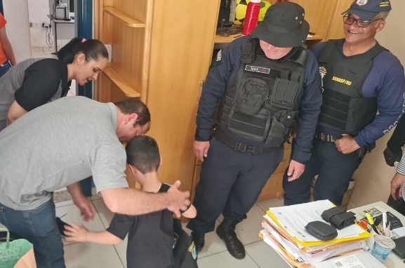 Ponta Porã: Menino que sonha em ser GCMFron, recebe de presente uma farda e se emociona Ponta Porã: Menino que sonha em ser GCMFron, recebe de presente uma farda e se emociona