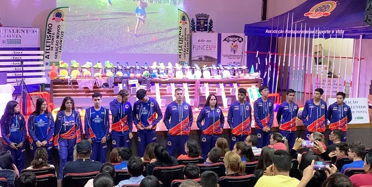 Ponta Porã: Em noite de festa, APEV entrega materiais esportivos, uniformes e equipamentos Ponta Porã: Em noite de festa, APEV entrega materiais esportivos, uniformes e equipamentos