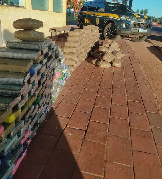 Tráfico de drogas: PRF apreende 164,8 Kg de cloridrato de cocaína e 167,4 Kg de maconha Tráfico de drogas: PRF apreende 164,8 Kg de cloridrato de cocaína e 167,4 Kg de maconha