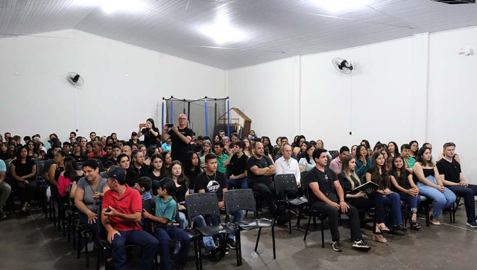 Em Amambai, IFMS, SEMED e SEDES certificam alunos dos cursos de Inglês, Vendedor e Operador de Computador Em Amambai, IFMS, SEMED e SEDES certificam alunos dos cursos de Inglês, Vendedor e Operador de Computador